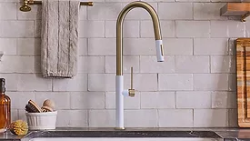 The Lenova K250 kitchen faucet in white PVD and brushed brass. 