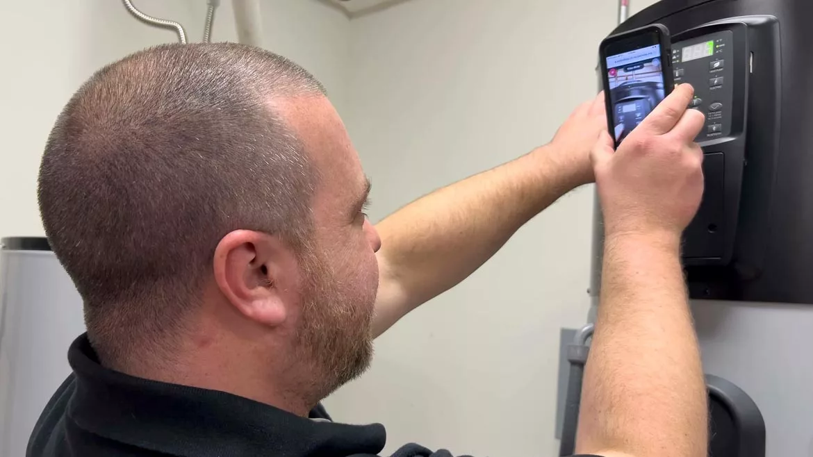 link allows access to the contractor’s smart phone camera
