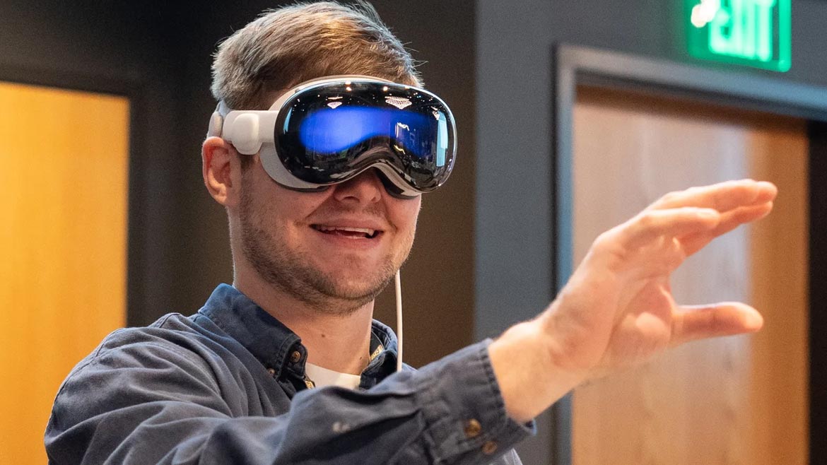 Puget Sound Energy’s Daniel Snyder with VR headset