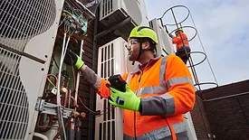 Airconditioning engineers servicing
