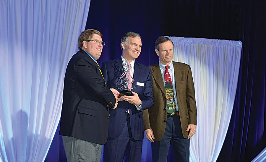 KBIS: Moen President David Lingafelter (center) accepts the Crystal Vision Partnership Award